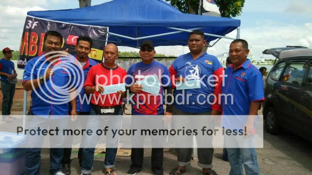 pemenang tempat pertama baju merah